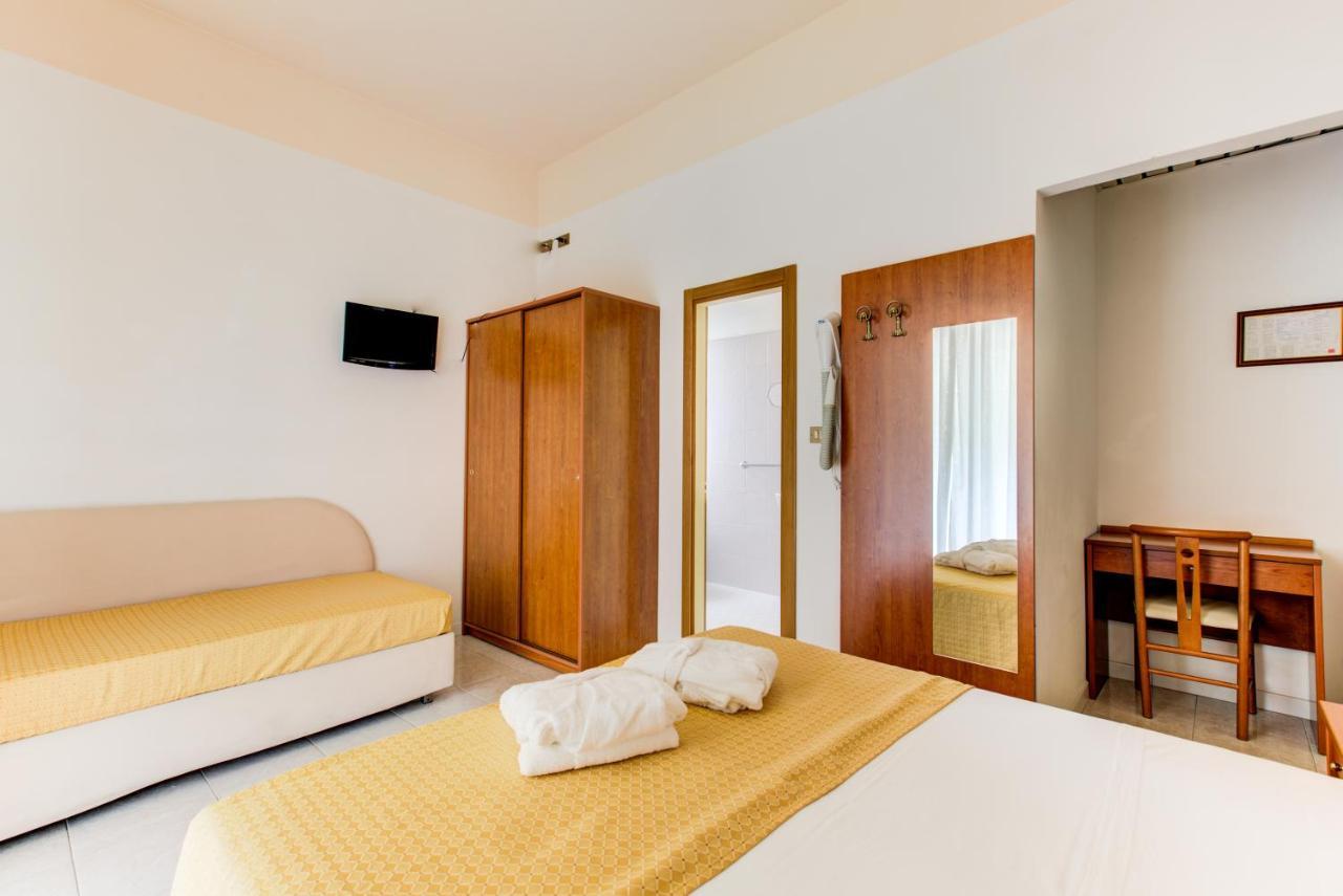 Hotel Vela D'Oro Rimini Esterno foto